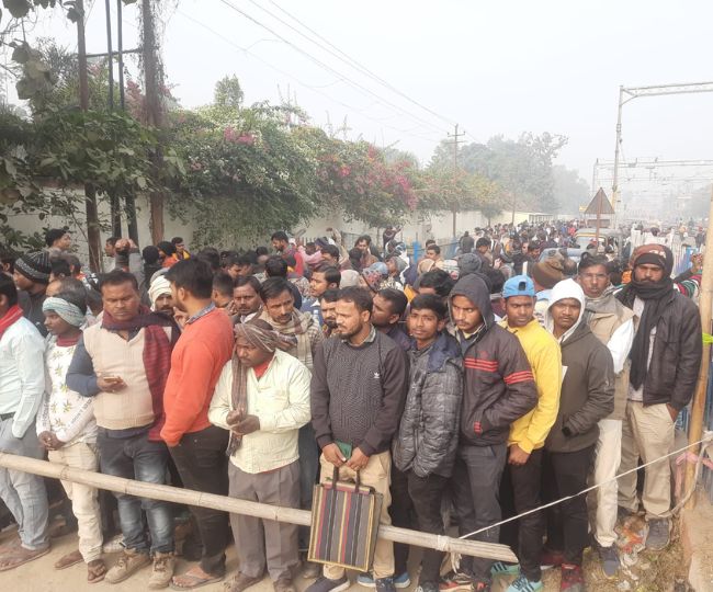 भागलपुर में काउंटिंग हॉल के बाहर प्रत्याशी और समर्थकों की जुटी भीड़