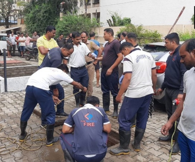 पुणे में सेप्टिक चैंबर की सफाई के दौरान दो लोगों की मौत