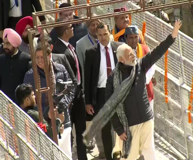 नरेन्‍द्र मोदी भगवान बदरीश की भक्ति में लीन
