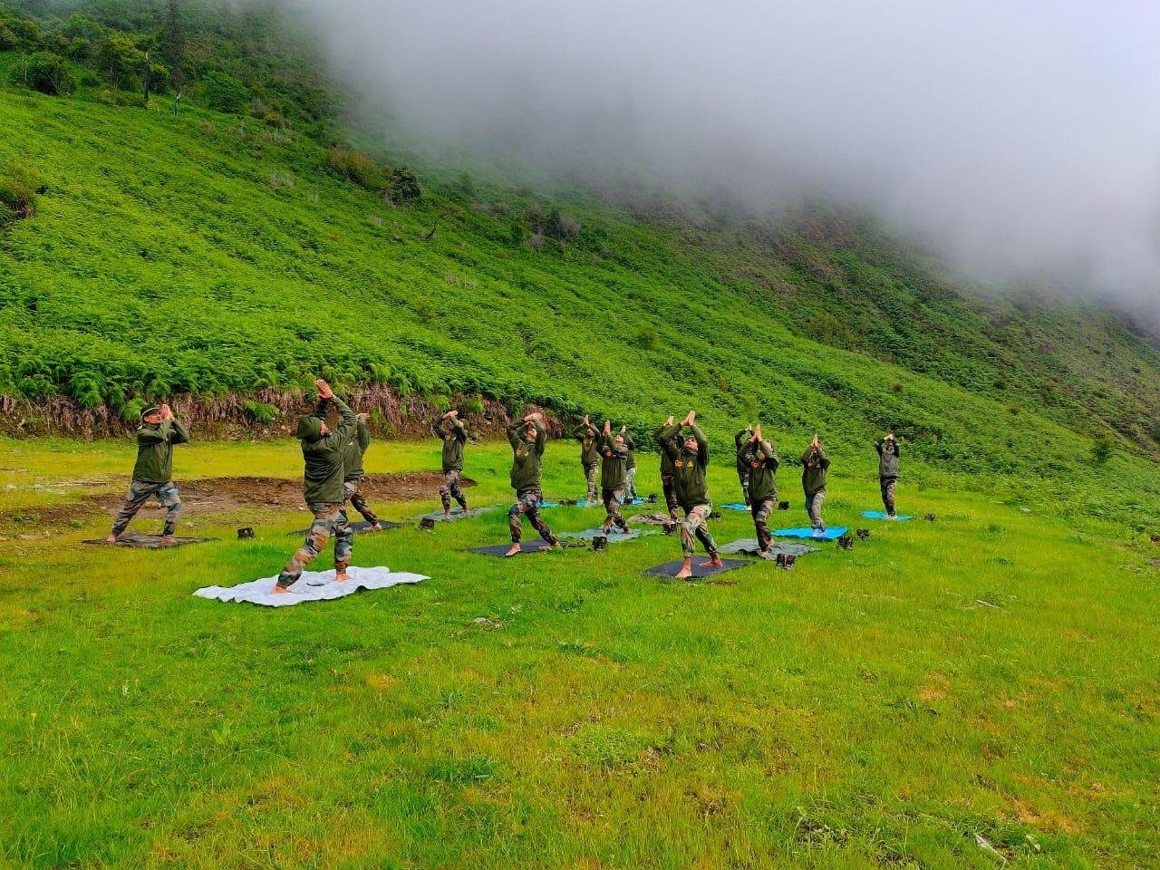 अरुणाचल प्रदेश में तैनात सेना के जवानों ने किया योग