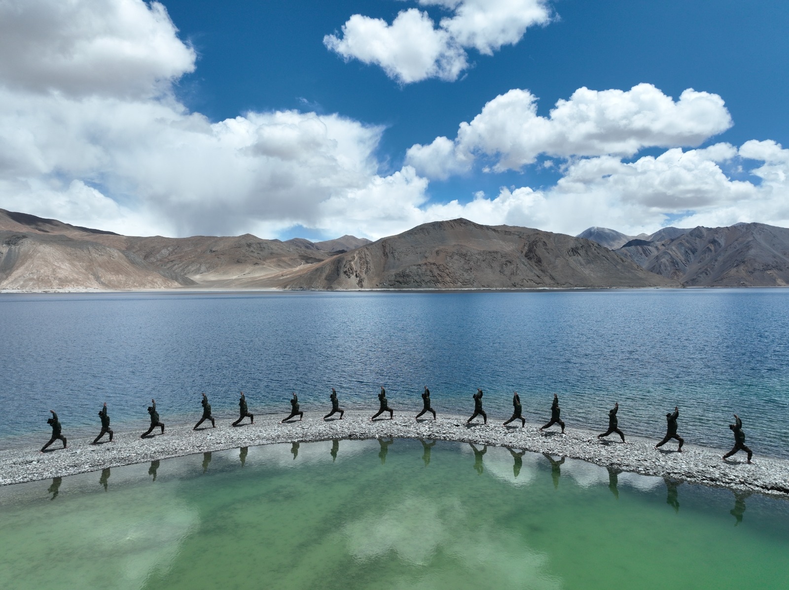 भारतीय नौजवानों ने पैंगोंग त्सो में किया योग