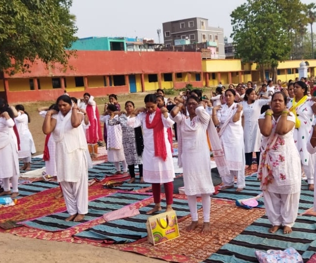 International Yoga Day 2023: नवादा के गांधी इंटर स्कूल में लोगों ने किया योग