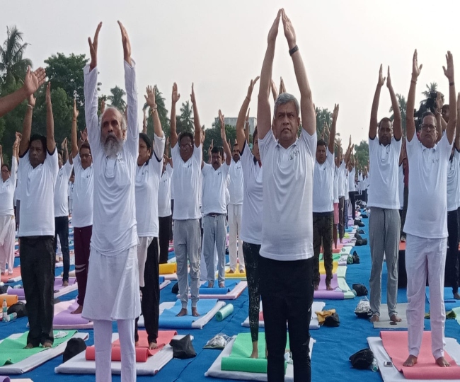 International Yoga Day 2023: रेल मंत्री अश्वनी वैष्णव ने किया योग