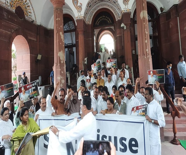 कांग्रेस सांसदों ने केंद्र सरकार के खिलाफ संसद में विरोध प्रदर्शन किया