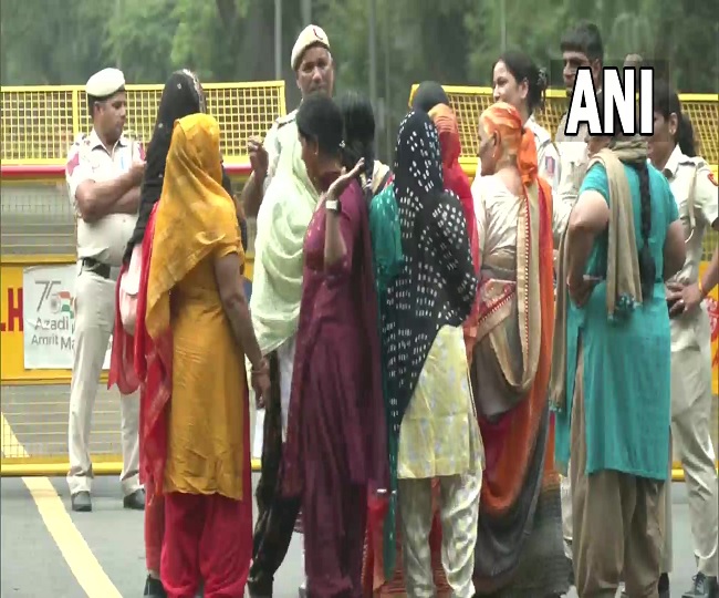 कांग्रेस कार्यकर्ता ने शुरू किया प्रदर्शन