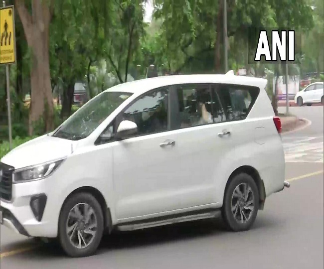 सोनिया गांधी के घर पहुंची प्रियंका