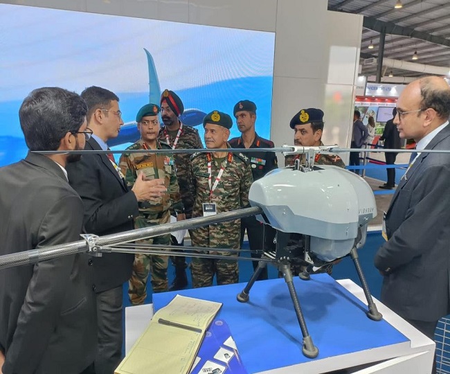 Defence Expo 2022 में शामिल हुए लेफ्टिनेंट जनरल उपेंद्र द्विवेदी 