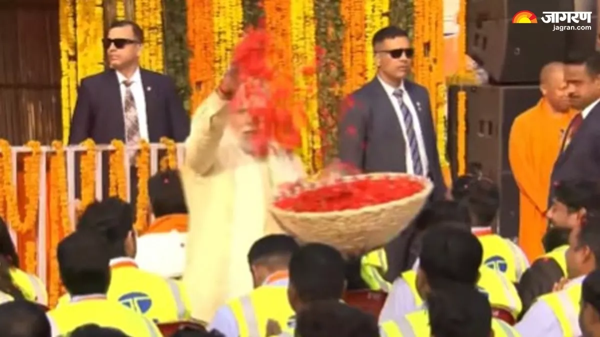 Ram Mandir Pran Pratishtha LIVE: पीएम मोदी ने श्रमिकों पर बरसाए पुष्प