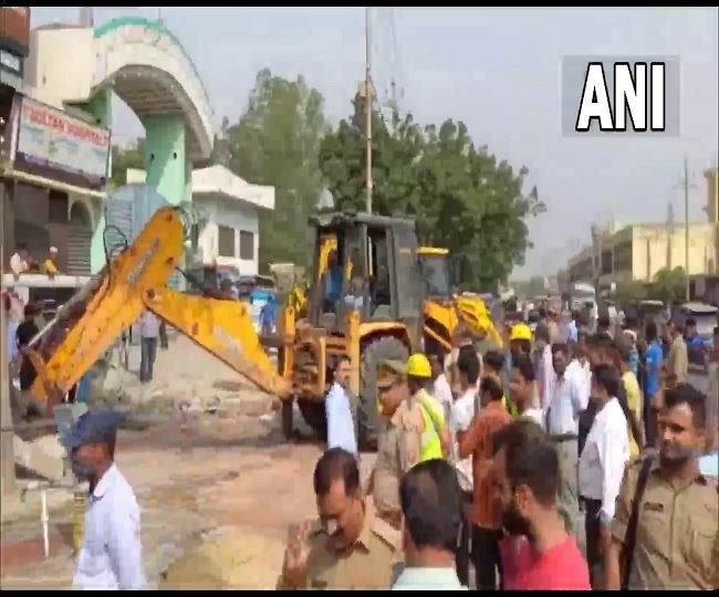 अब बदायूं और बिजनौर स्टेट हाईवे पर अतिक्रमण पर चला बुलडोजर 