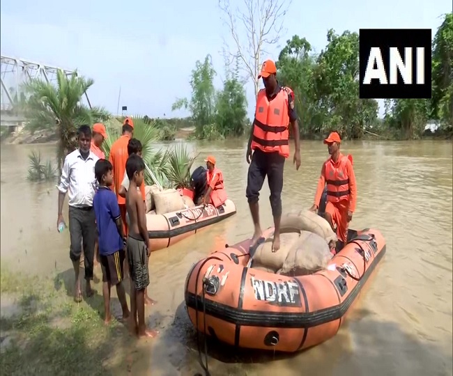 बाढ़ प्रभावित गांवों में पहुंचाई जा रही मदद