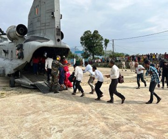 भारतीय वायु सेना ने बाढ़ में फंसे नागरिकों को बचाया