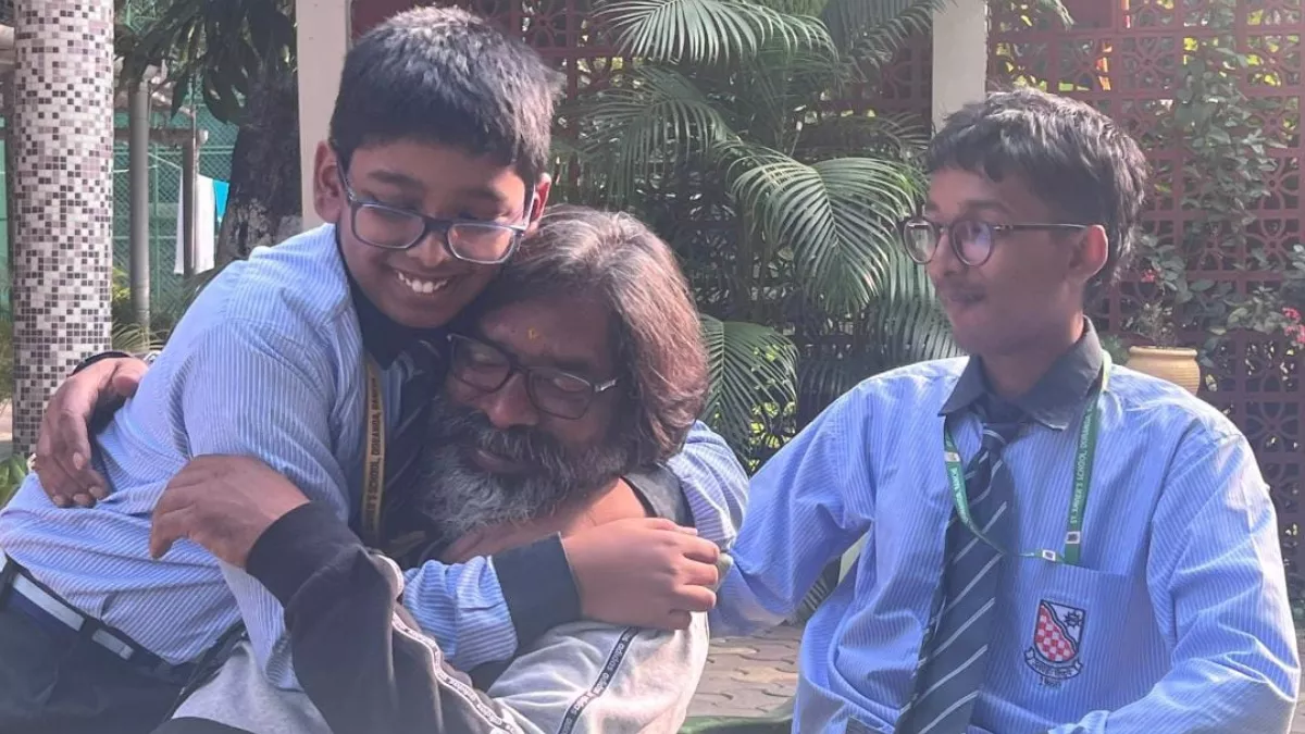 Hemant Soren: बरहेट से हेमंत की बंपर जीत, बच्चों से स्नेह करते दिखे