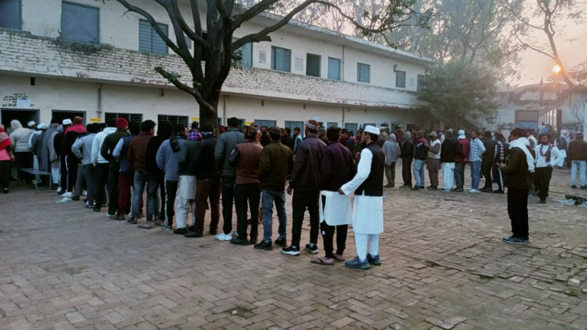 Uttarakhand Nikay Chunav LIVE: मतदान शुरू, मौसम साफ, बूथों पर लंबी लाइनें