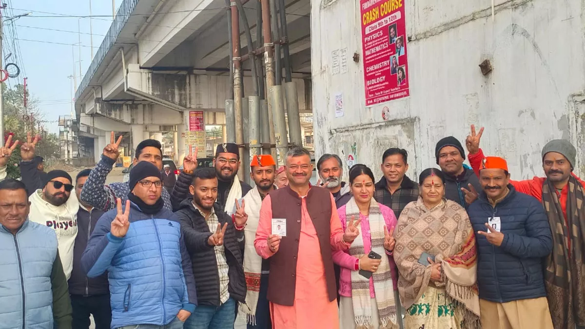 Uttarakhand Nikay Chunav LIVE: देहरादून में भाजपा महापौर प्रत्याशी ने परिवार संग किया मतदान