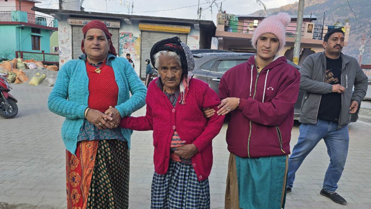 Uttarakhand Nikay Chunav LIVE: उत्तरकाशी के बड़कोट में वोट देने पहुंची 85 वर्षीय नीला देवी