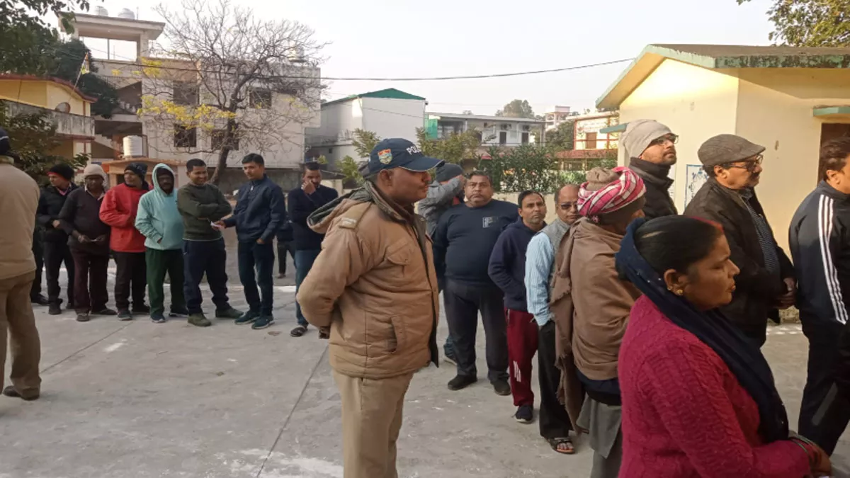 Uttarakhand Nikay Chunav LIVE: मतदान केंद्रों में लगी मतदाताओं की लंबी कतार