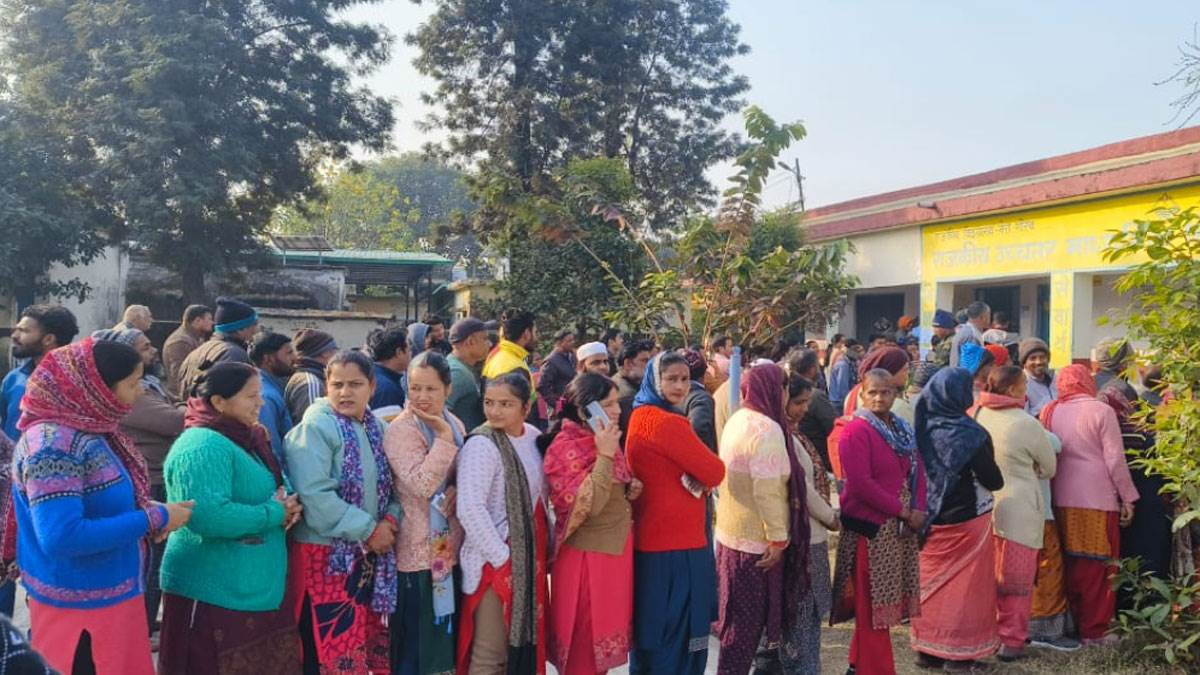 Uttarakhand Nikay Chunav LIVE: डोईवाला में पोस्टल बैलट के चलते धीमी गति से मतदान