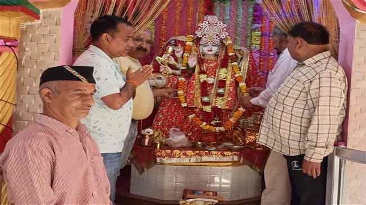 शपथ ग्रहण से पूर्व कार्यकर्त्‍ताओं ने की पूजा-अर्चना