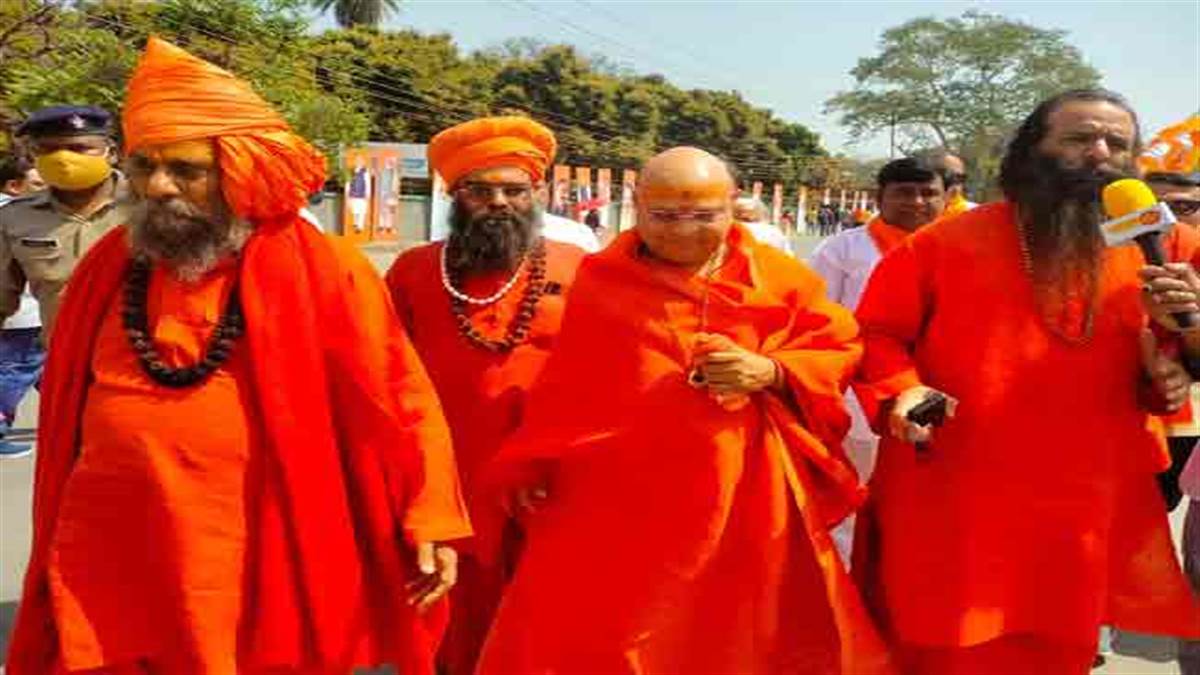 शपथ ग्रहण समारोह में पहुंचे संत 