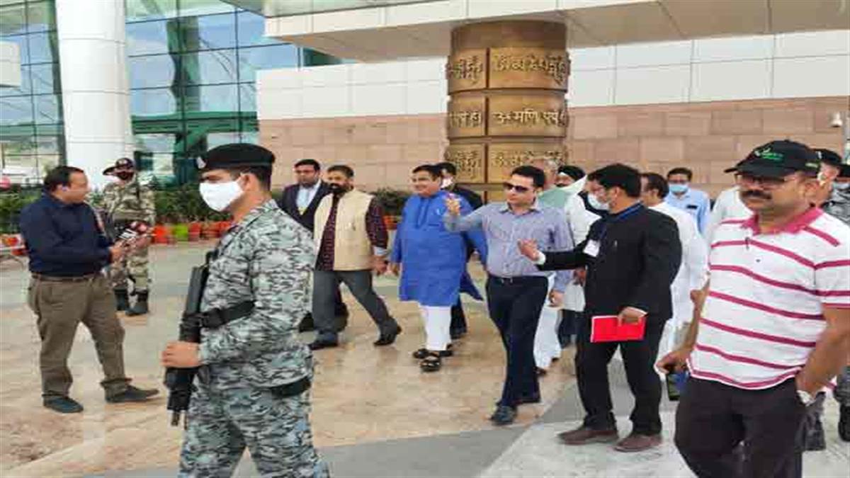  केंद्रीय मंत्री नितिन गडकरी पहुंचे देहरादून  
