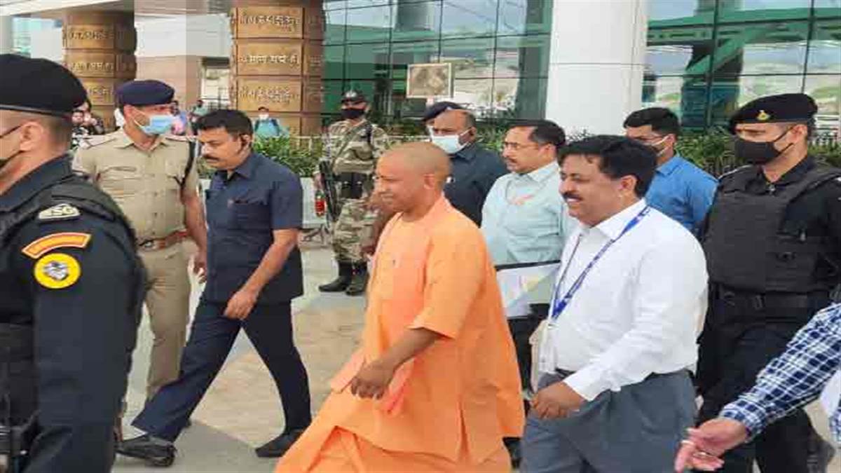 उत्‍तर प्रदेश के कार्यवाहक मुख्‍यमंत्री योगी आदित्यनाथ पहुंचे देहरादून