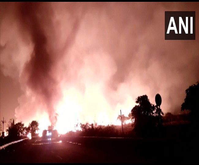 महाराष्ट्र के चंद्रपुर में बल्लारपुर वुड डिपो में लगी आग