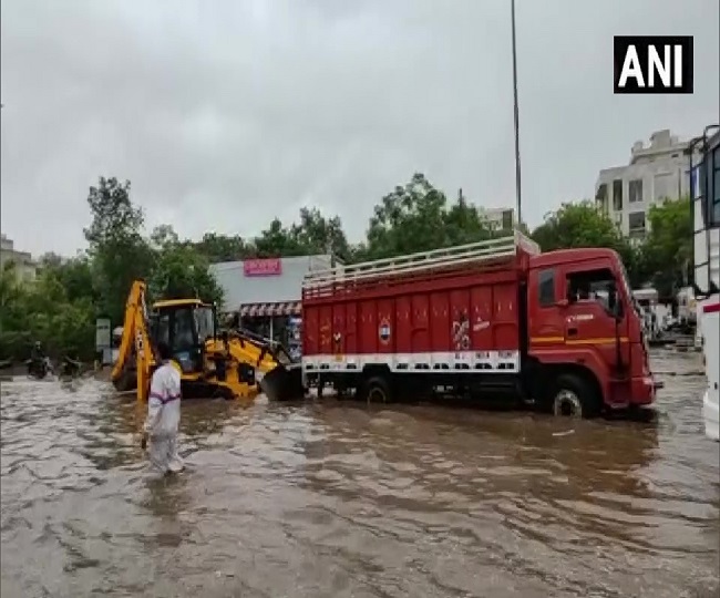 हरियाणा के गुरुग्राम में बारिश के बाद लगा जाम