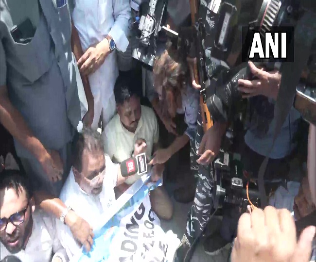 टीएमसी नेताओं और कार्यकर्ताओं को पुलिस ने लिया हिरासत में 