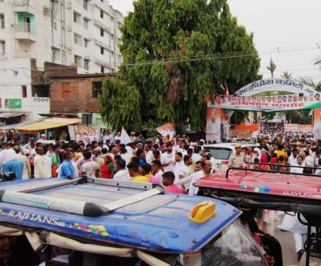 राहुल गांधी के पहुंचने पर सदाकत आश्रम के बाहर लगी जाम