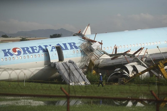 कोरियाई विमान हुआ क्षतिग्रस्त
