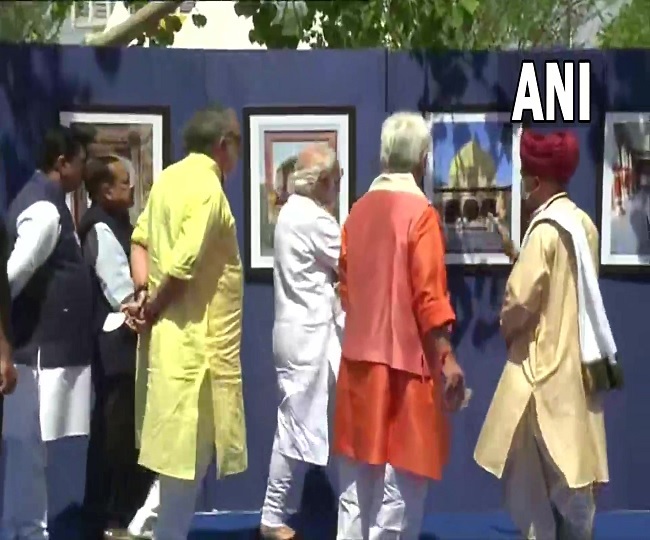 PM visits INTACH photo gallery: पीएम ने किया INTACH फोटो गैलरी का दौरा