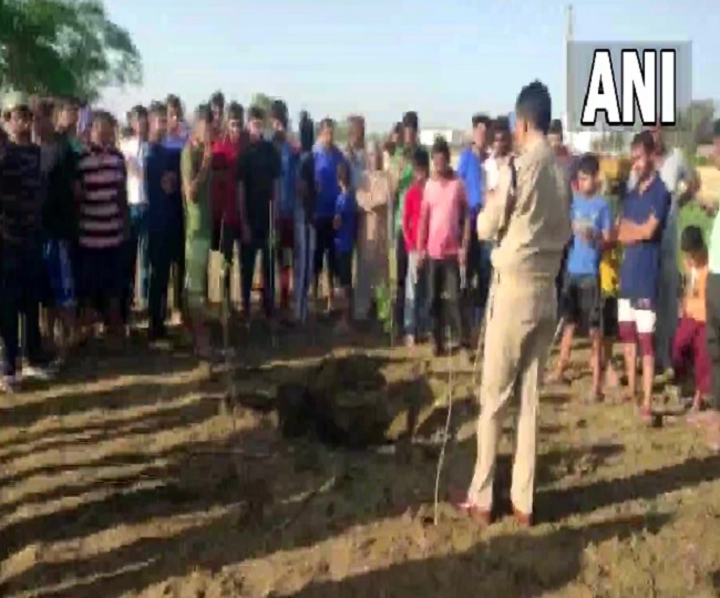 Suspecting it to be a lightning strike or a meteorite: बिजली गिरने या उल्कापिंड होने का संदेह