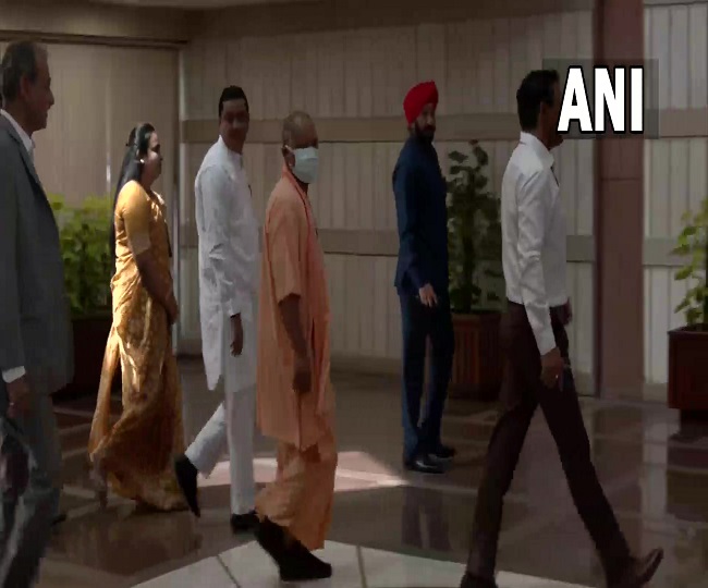  मुख्यमंत्री योगी आदित्यनाथ पहुंचे संसद 