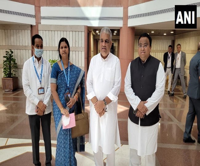 भूपेंद्र यादव और गिरिराज सिंह समेत कई नेता पहुंचे संसद भवन 