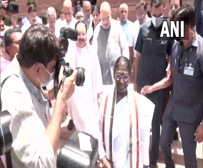 उम्मीदवार द्रौपदी मुर्मू ने नामांकन दाखिल करने के बाद संसद से बाहर निकलीं