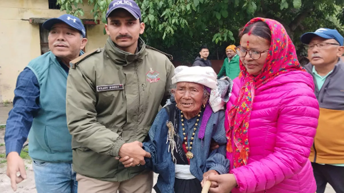 Uttarakhand Panchayat Chunav LIVE: मतदाताओं की मदद कर रही पुलिस