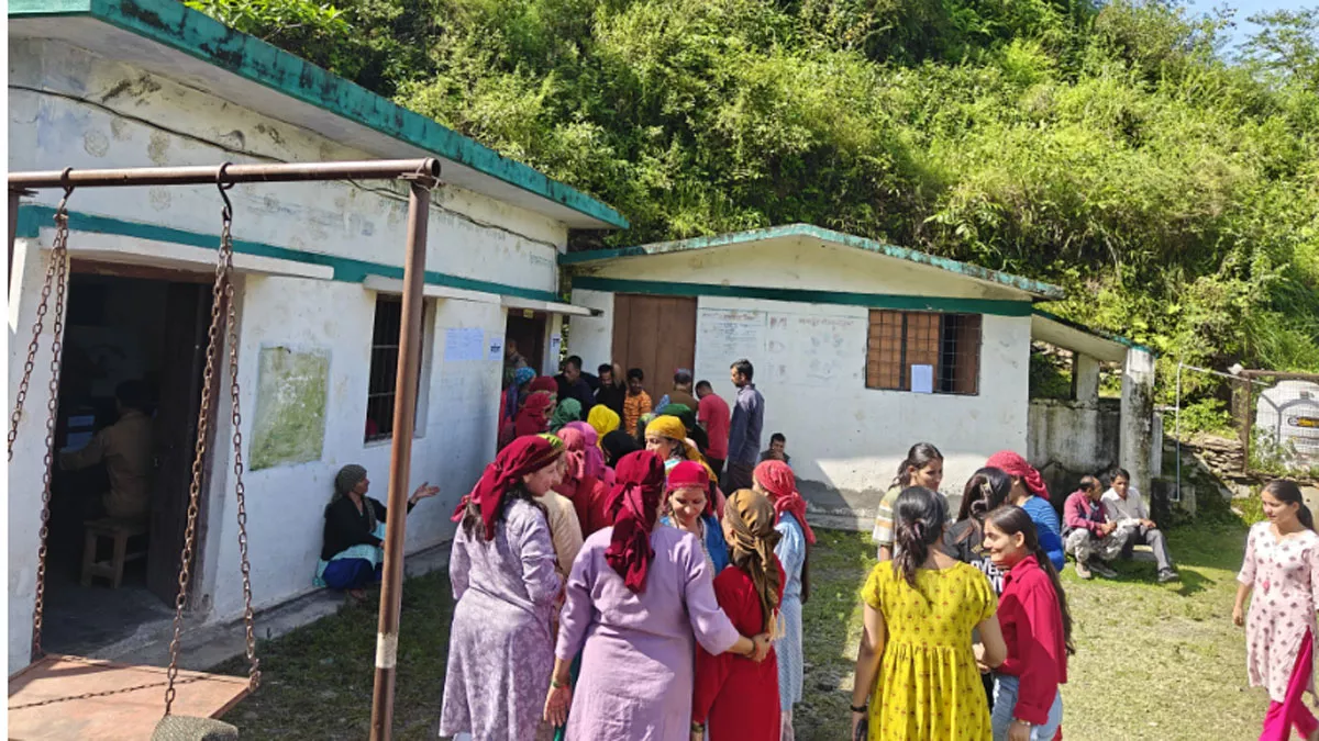 Uttarakhand Panchayat Chunav LIVE: प्राथमिक विद्यालय क्वारना में लगी लाइन