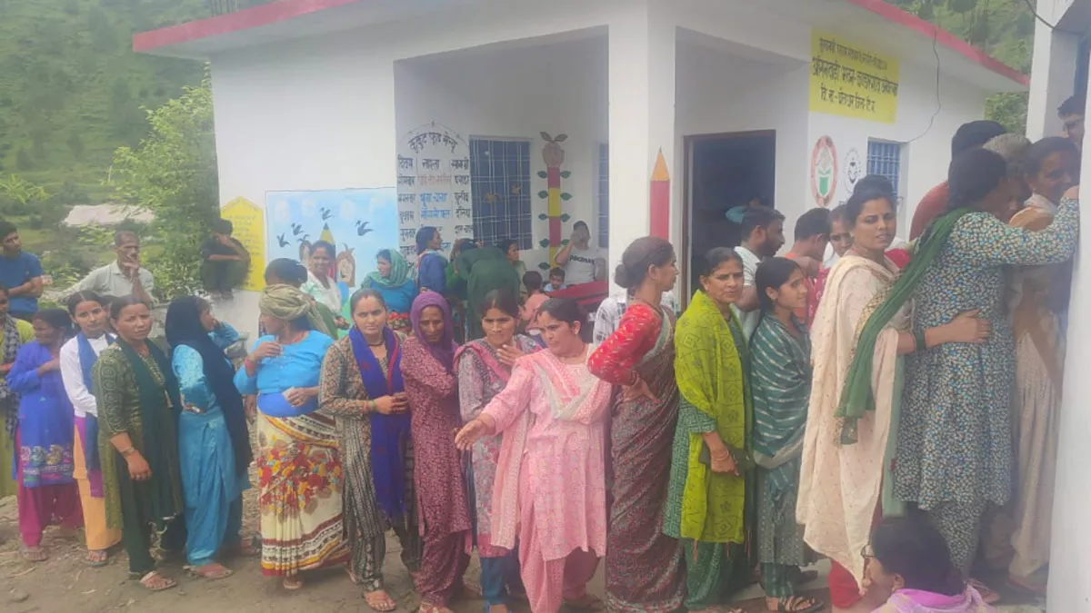 भंगर-कण्डारगांव बूथ पर मतदान के लिए लगी लाइन