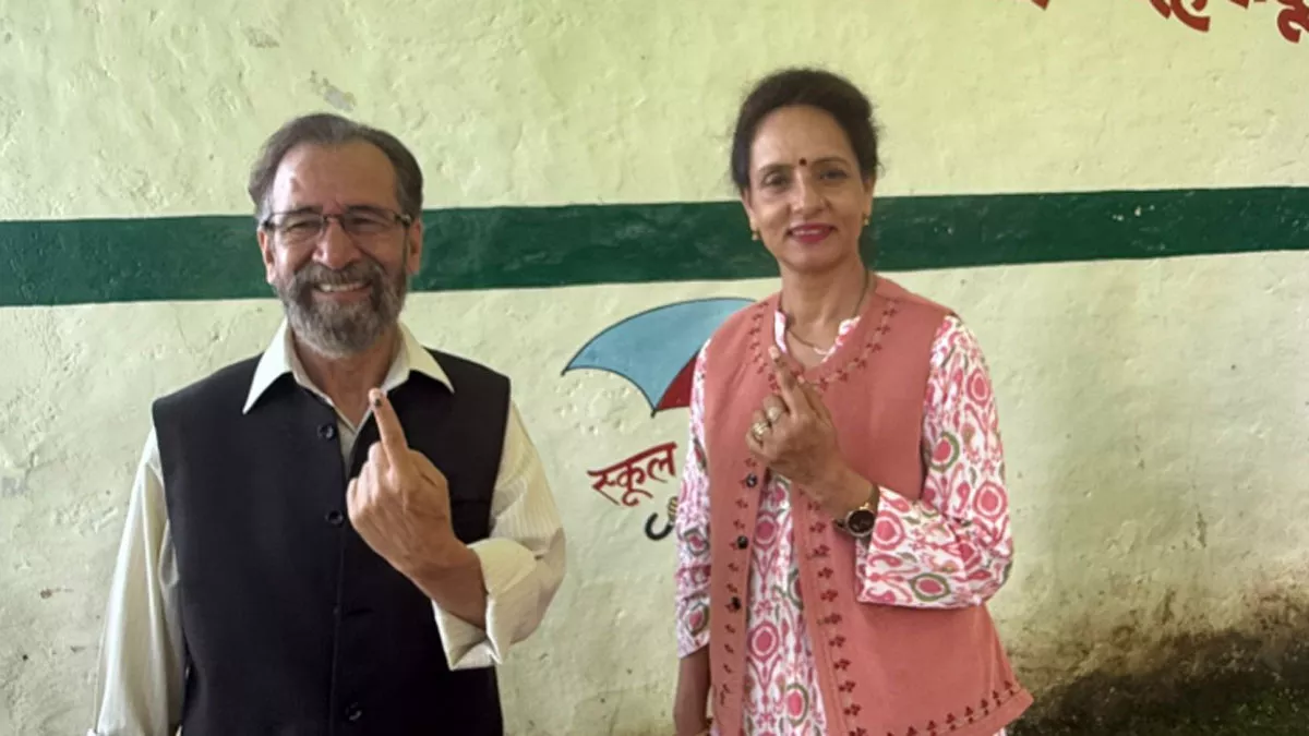 Uttarakhand Panchayat Chunav: विधायक मुन्ना सिंह चौहान, पूर्व जिला पंअ मधु चौहान ने डाला वोट