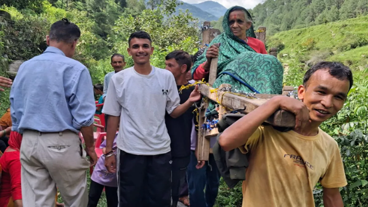 Uttarakhand Panchayat Chunav LIVE: पालकी पर मतदान के लिए पहुंची बुजुर्ग महिला