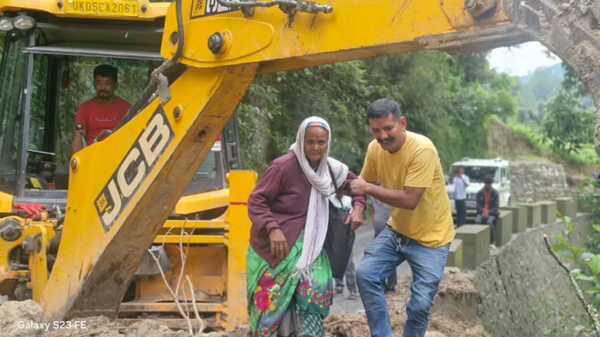 Uttarakhand Panchayat Chunav: मलबा आने से मार्ग बंद, जान हथेली पर रखकर पहुंचे मतदाता