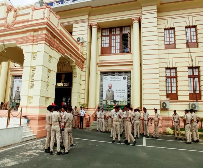 सरकार के शक्ति परीक्षण के पहले आरजेडी एमएलसी के ठिकानों पर आयकर छापा 