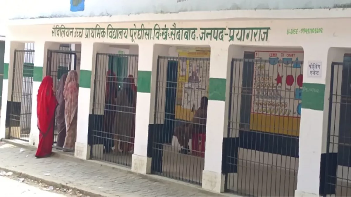 भदोही लोकसभा क्षेत्र के मतदान केंद्र पर पसरा सन्नाटा
