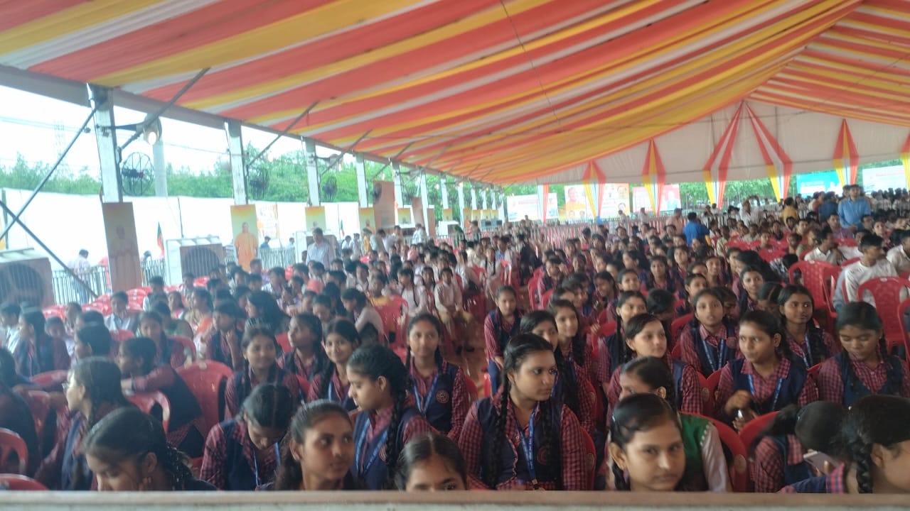 नोएडा स्टेडियम पहुंचे स्कूली बच्चे