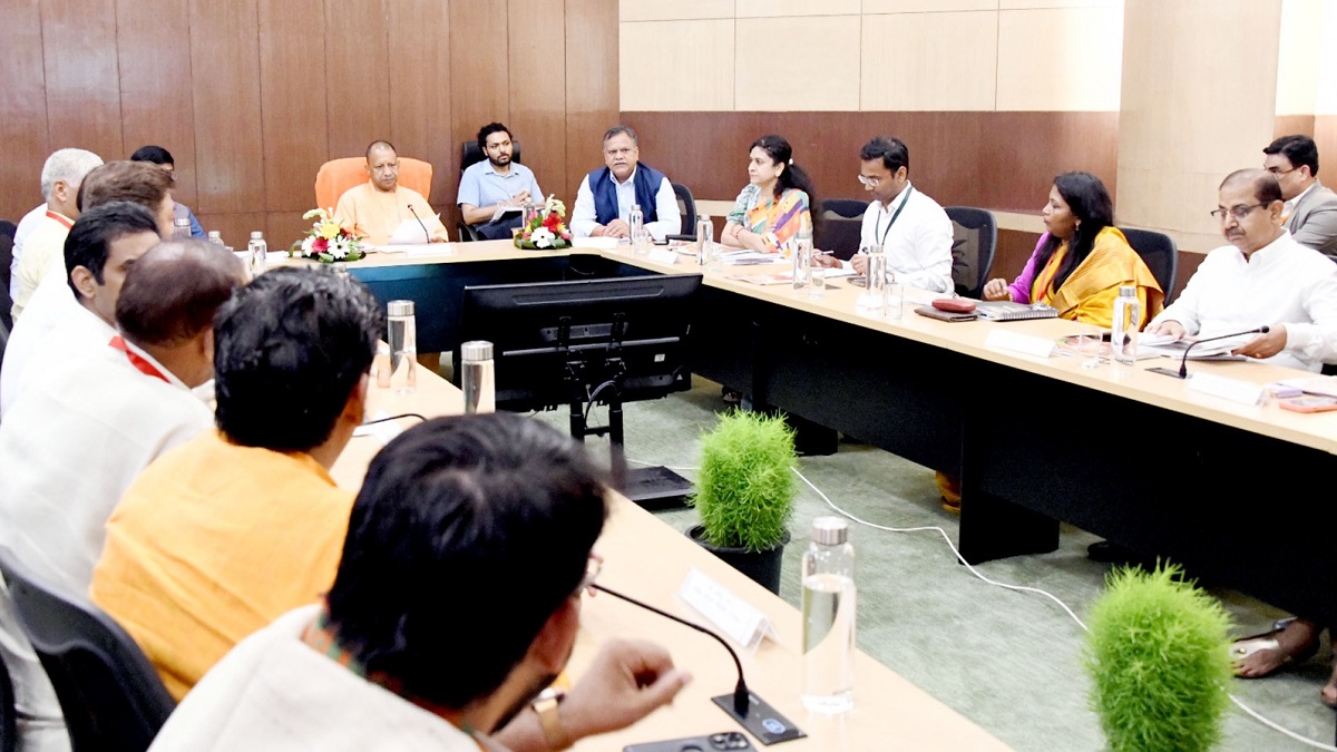 अधिकारियों के साथ सीएम योगी ने की बैठक