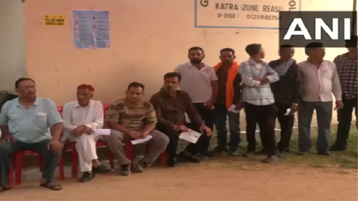 Jammu Kashmir Election 2024 Voting Live: मतदान शुरू होते ही पोलिंग बूथ पहुंचने लगे मतदाता
