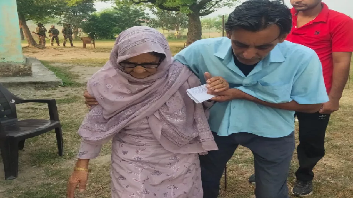 JK Voting LIVE: नौशहरा में पहला वोट डालने पहुंची 88 वर्षीय बुजुर्ग संसारो देवी
