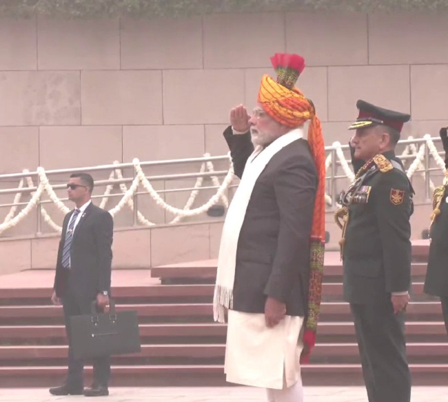 शहीदों को पीएम ने दी श्रद्धांजलि 