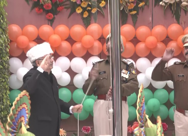 BJP मुख्यालय में फहराया गया झंडा