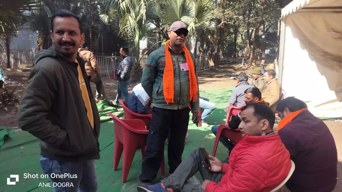 सौरभ थपलियाल का इंतजार करते समर्थक